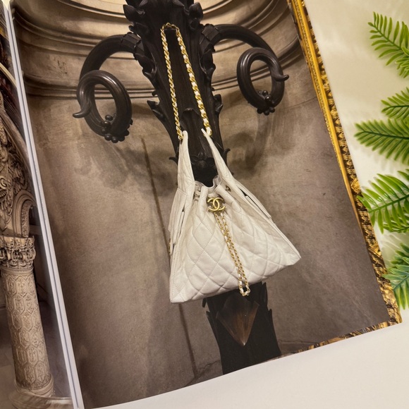 CHANEL 31 RUE CAMBON Fashion 2024 Issue 28 Catalog - Picture 7 of 10